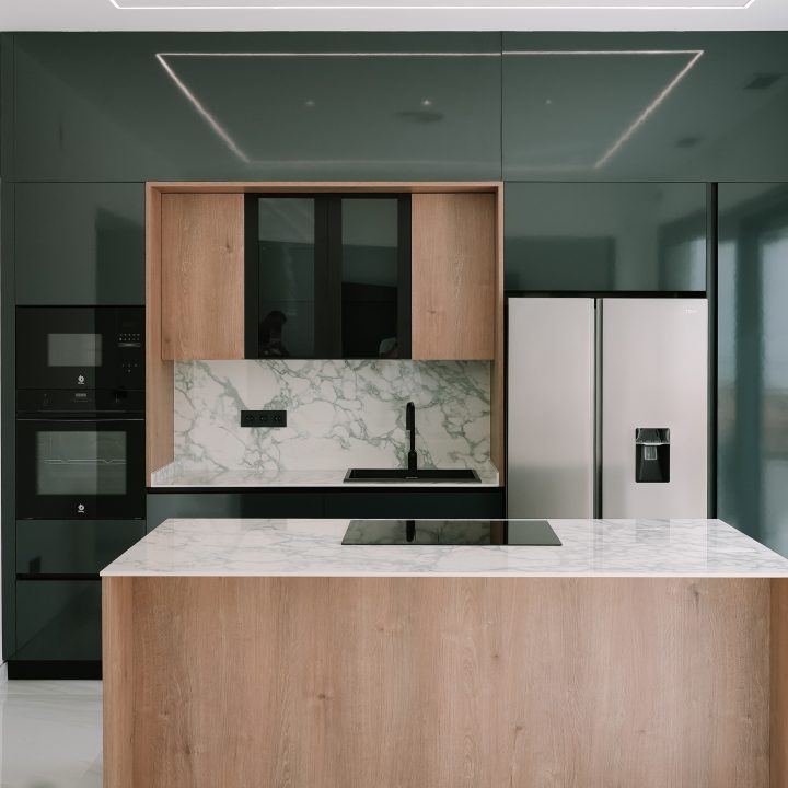 Cocina Industrial Conectada al Salón con Isla